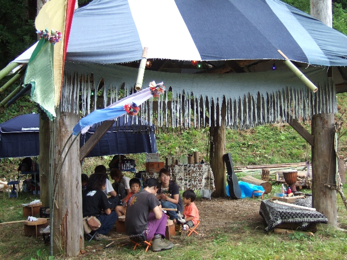 楽器を作ろうという活動。ワークショップというのはそれにふさわしい日本語を見つけにくい。