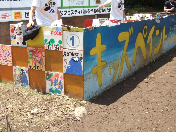 子どもたちが描いた絵をごみ分別所に貼って掲示しています。