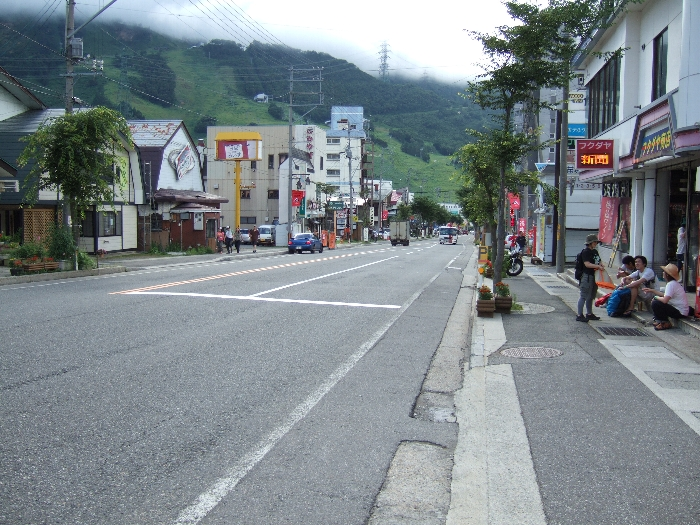 東京方面から苗場方面を撮影。フジロックフェスティバル開催期間中、この道を歩いている若者は大抵フジロックフェスティバルの参加者です。