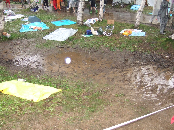 雨が降ったのに水がたまっていないのは、土を入れたからか、水を抜いたからか。 
