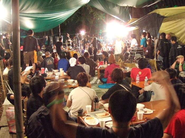 座敷側から見たライブ。 