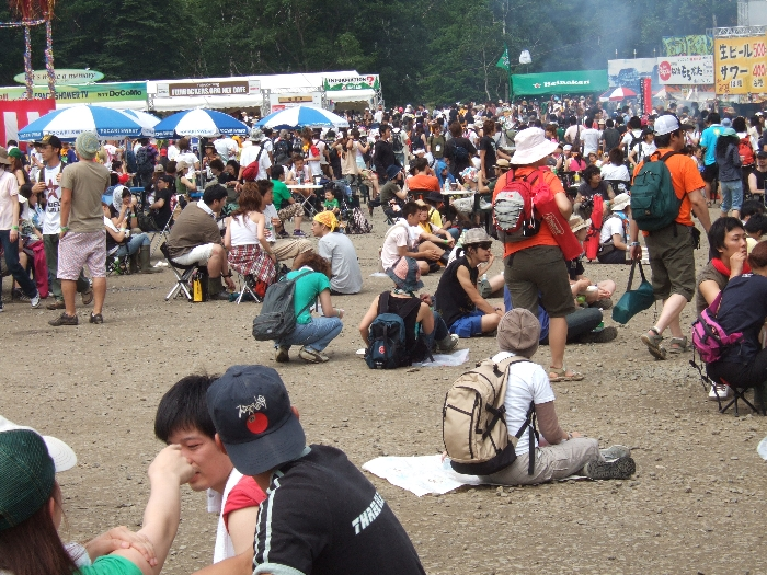 オアシスエリアのにぎわい。