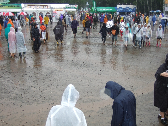 グリーン・ステージやフィールド・オブ・ヘブンほど地盤は緩くありません。靴が埋もれるほどではありませんが、ワールド・レストラン方面は多少緩くなります。