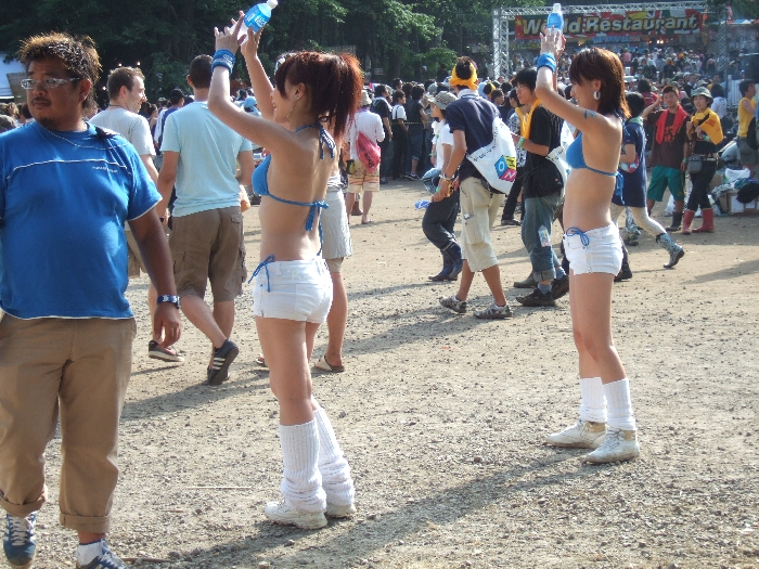 フジ・ロックでは珍しくキャンペーン・ガールがいます。