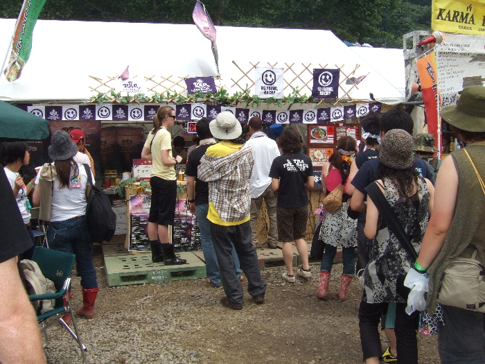 北海道のライジング・サン・ロック・フェスティバルの店。