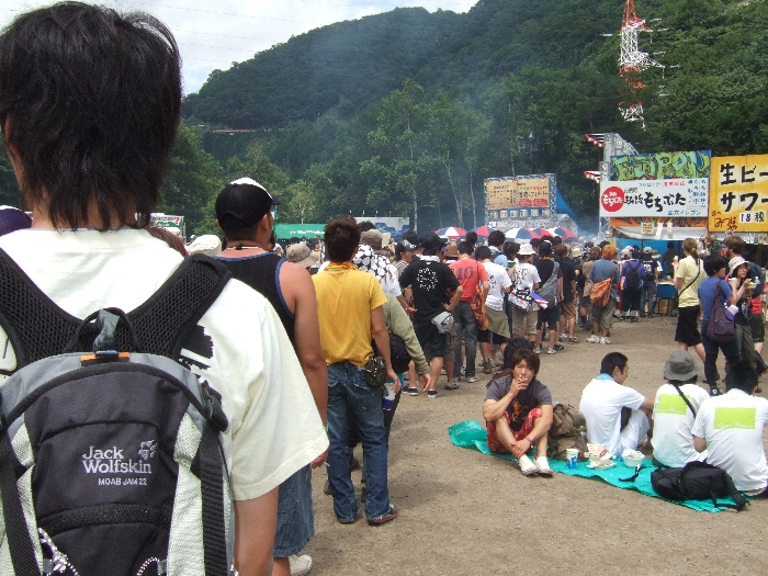 有名な金六イレブン。もち豚の行列。 