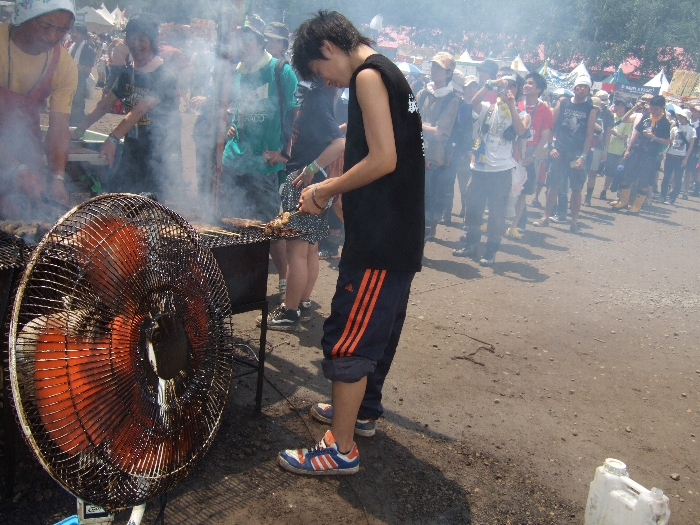 オアシスエリアの煙はもち豚の串焼きから出ています。