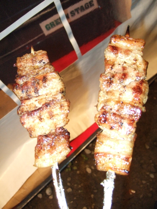 左がもち豚串の塩、右がたれ。こしょうをい振るかたれに漬けるかの違いで、元は同じ串です。