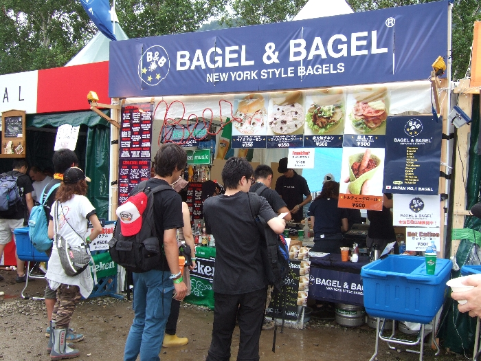 バーガー店。炭火焼きチキンのような普通のバーガーもありますが、クリームチーズサンドのようなデザート風のメニューもあります。普通のバーガーは500円ですが、デザート風は350円。カクテルもメニューが多い。