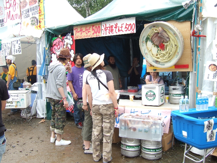 沖縄スローフードれきお。模型で飾ってあるメニューが沖縄そば。「アーサーそば」は、あおさのりが入ったそば。