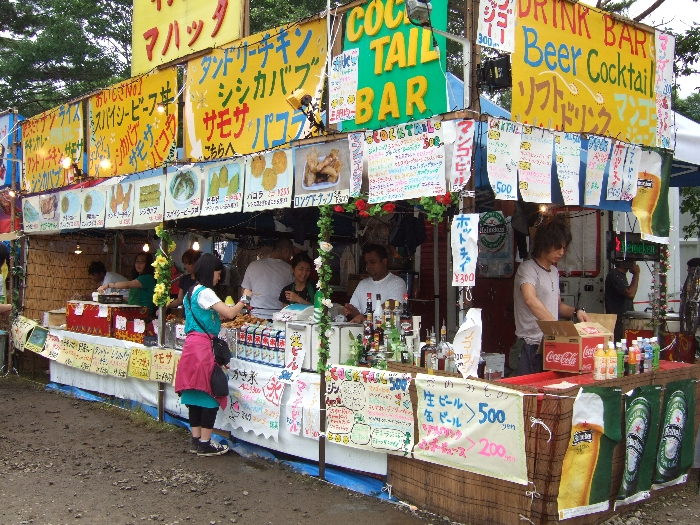 レッドマーキーの前方の入り口にあるインド料理店「マハッタ」。