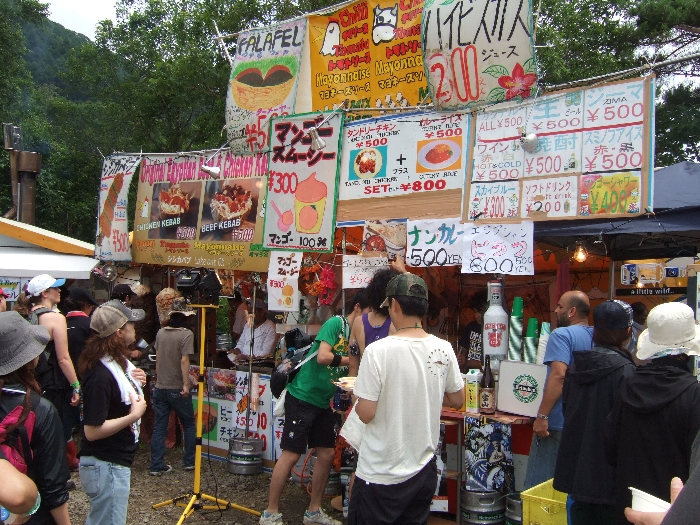 メニューの看板ばかりで店の名前が分かりませんが、フジ・ロック公式パンフレットによると「ルクソールカバブ」だそうです。エジプト料理店。