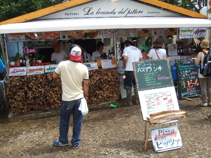 岩原（いわっぱら）スキー場から出店しているピザ店。フィールド・オブ・ヘブンのさくらぐみと同様、窯を持ち込んで焼いています。