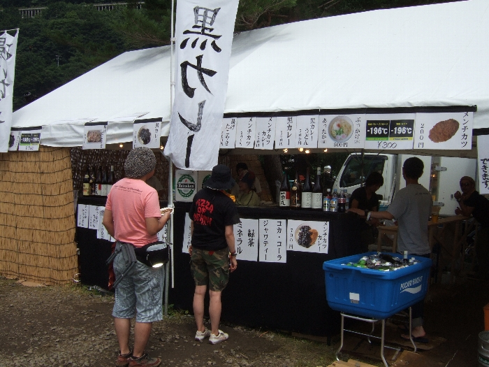 いろいろありますが黒カレーが目立ちます。