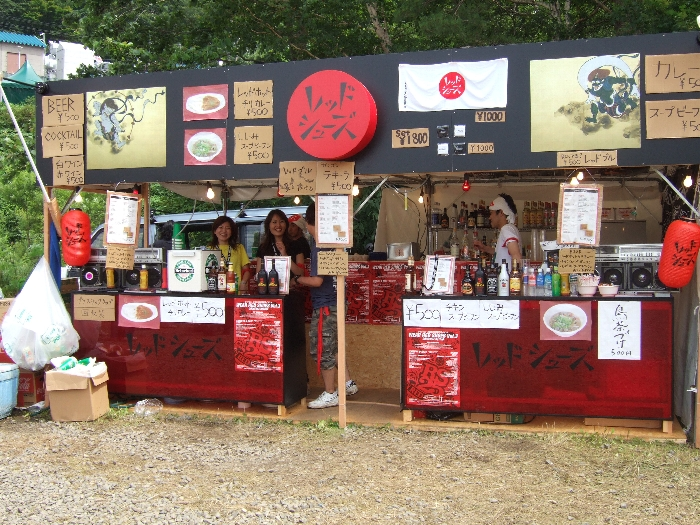 レッド・シューズ。店の両側にあるダブルカセットのステレオが面白い。