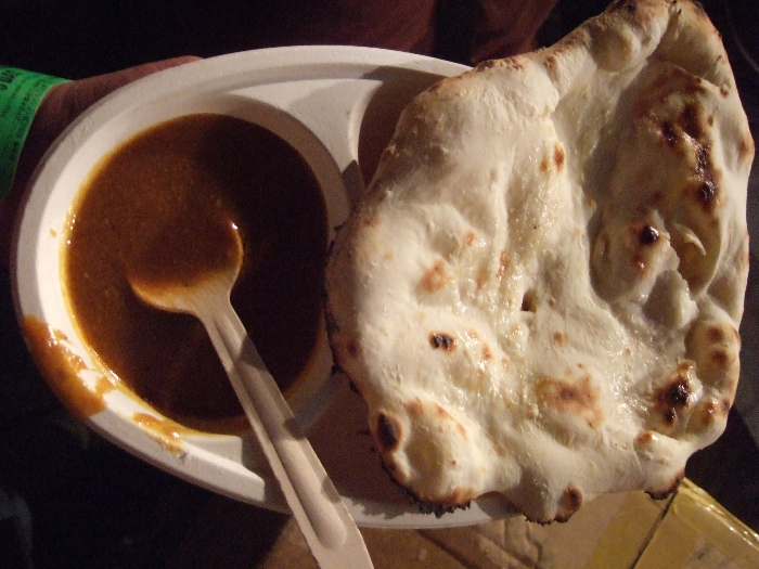 3日目の終演後に食べたナンカレー。ナンをちぎりながらカレーをつけて食べましたが、カレーは余り気味になります。