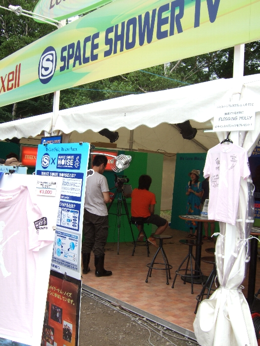 スペースシャワーTVとマクセルのブース。フロッギング・モリーのサイン入りTシャツをプレゼントしていました。