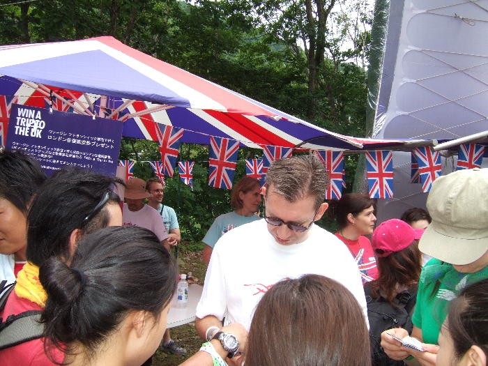 参加者にアンケートの説明をするブリティッシュ・カウンシルの人。