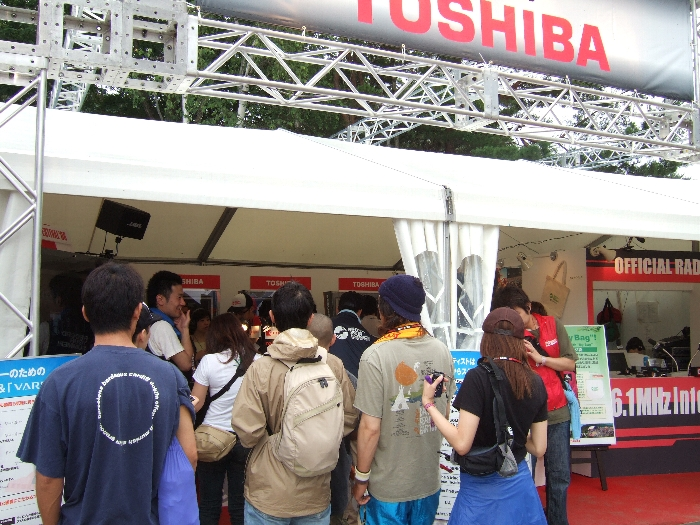 WOWOWの隣が東芝。ハイビジョン・レコーダーとデジタル・オーディオ・プレーヤーを宣伝していました。