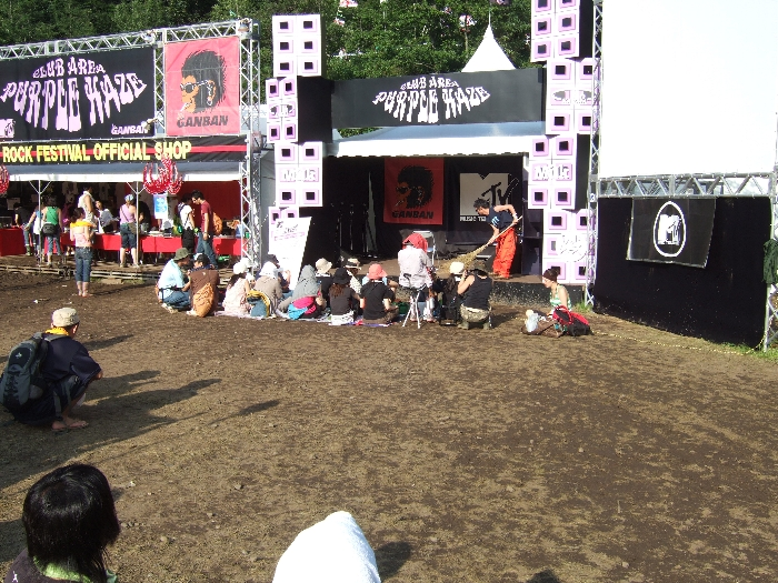 次のアーティストを待つ人。夜は踊るためのスペースになります。