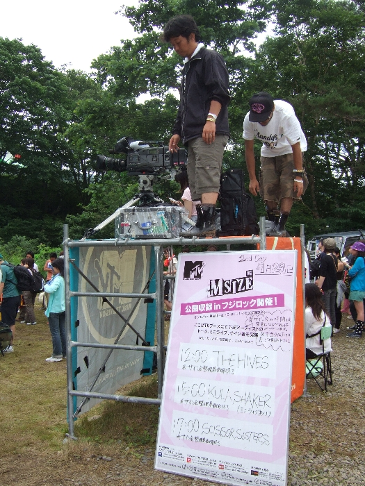 ザ・ハイヴズ、クーラ・シェイカー、シザー・シスターズの公開収録の告知。サイン会なのかライブなのかトークなのかはアーティストによって異なります。