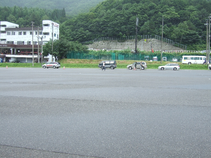 場内1駐車場に向かう車を先導するフジロックフェスティバルのパトロール車。