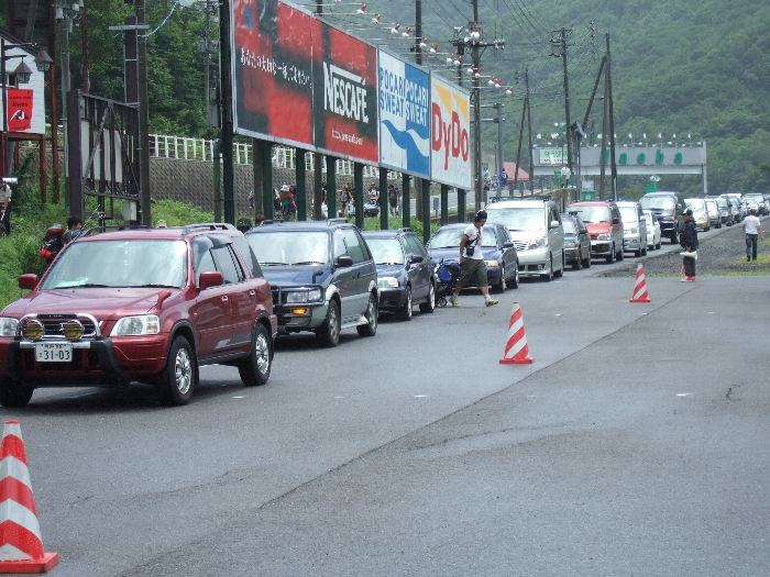 場内1駐車場へ向かう車列。正午に開場するのでリストバンドの交換は駐車してからになります。 