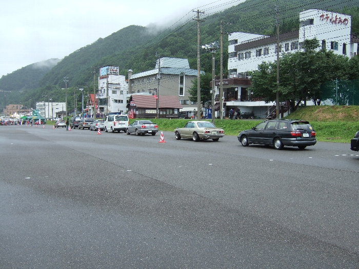会場に早く着いても結局正午までは駐車できないので、早く着くメリットはあまりありません。早く着いても正午までの間、駐車場以外のところで車を待機させることになります。06年に道路交通法が改正され、短時間の路上駐車でも駐車違反になる恐れがあるため、ますますメリットがなくなっています。
