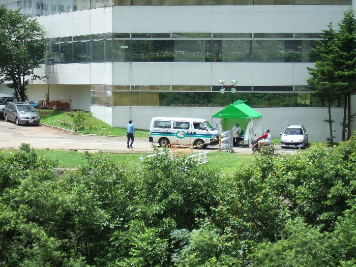 行列から見える苗場プリンス・ホテル関係者用ゲート。