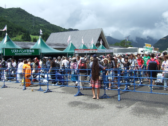 リストバンド交換所に並ぶ列。ここまで来るとあまり止まることなく列が進みます。 