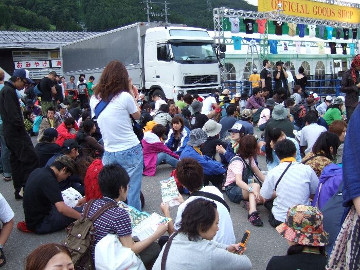 前夜祭の午後5時40分ごろ。この時間にこの位置で並んでいると、前夜祭の大抽選会や花火見物には参加できません。前夜祭、1日目、2日目は長蛇の列に並ぶことを覚悟しなければなりません。2日目以降は品切れ、サイズ切れが出ます。