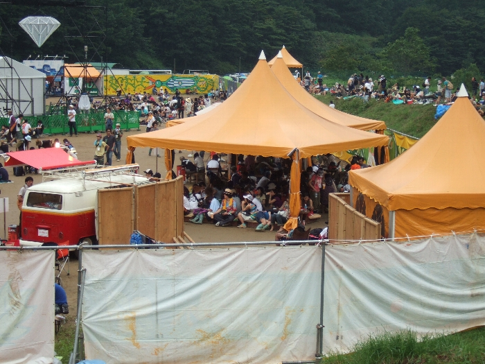 今年はやぐらが建ちませんでした。オレンジ色のテントになっています。