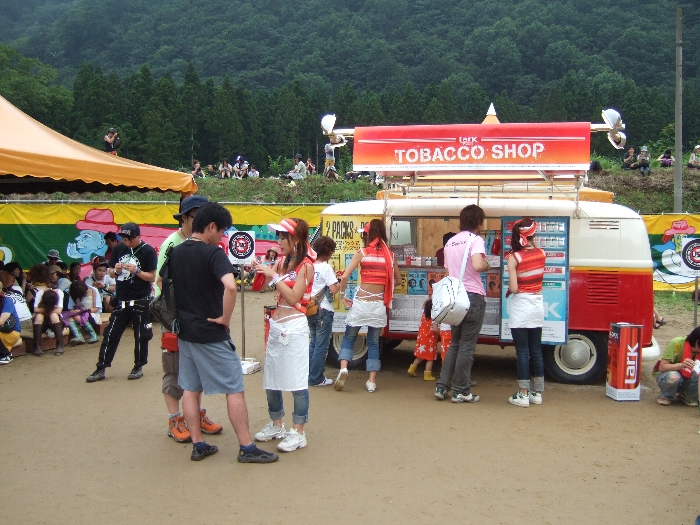 タバコ・メーカーは従来どおり出店しています。