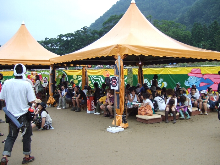 テント内は喫煙所になっています。いす付き。