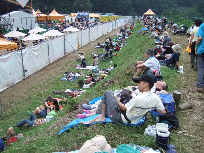 オレンジ・コートの入り口とは反対側の土手。寝ている人も相当います。