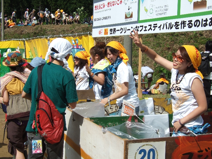 写真ではよく分かりませんが、A SEED JAPANの人は踊りながら活動しています。