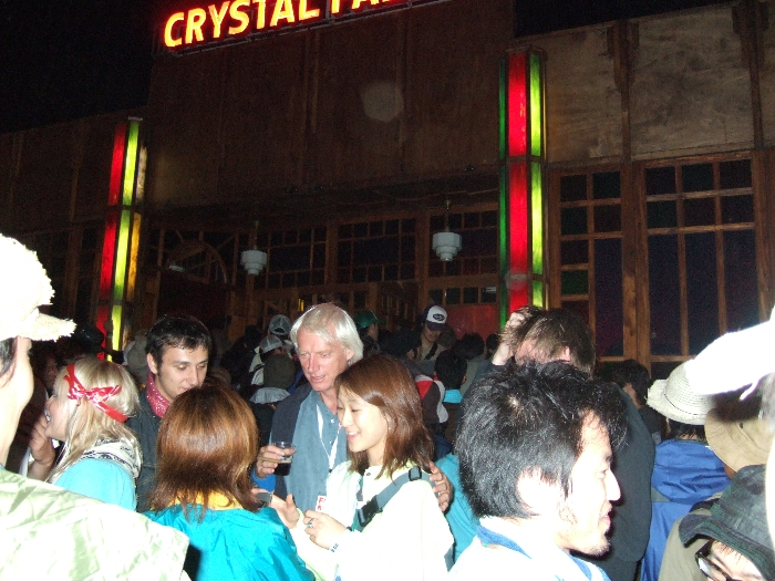 グリーン・ステージの公演終了後、フランツ・フェルディナンドのメンバーがそのままのファッションでクリスタル・パレスに来ました。