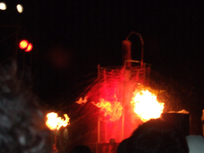 徐々に服を脱ぎ、素っ裸になっていきます。