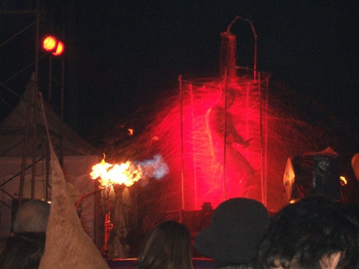 実際は素っ裸である姿がかなり鮮明に見えます。