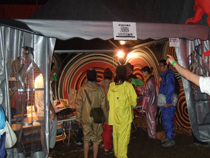 ルーキー・ア・ゴー・ゴーに出演するアーティストのグッズ売り場。ステージの隣にあります。 