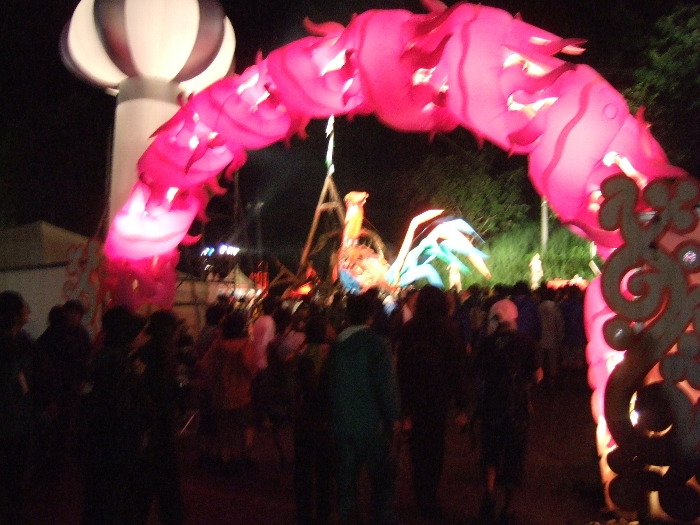 キャンプ・サイト側の入り口、出口。