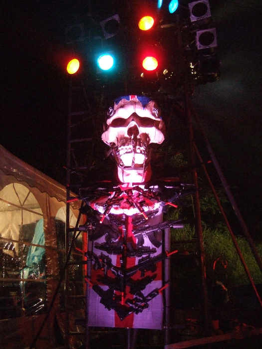 あばら骨の部分は本物の銃なのかどうか分かりません。