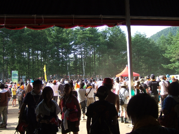 昼間、レッドマーキーからワールド・レストラン側を望む。