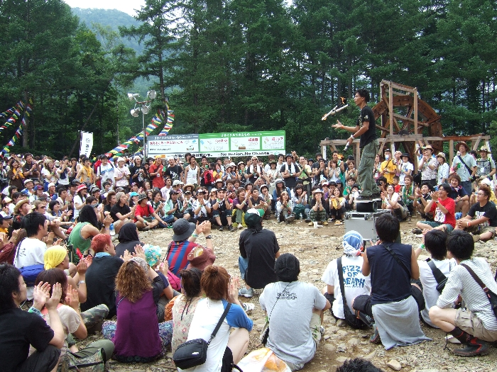 ホワイト・ステージのライブとライブの間でちょうど終わるように時間調整してくれます。 