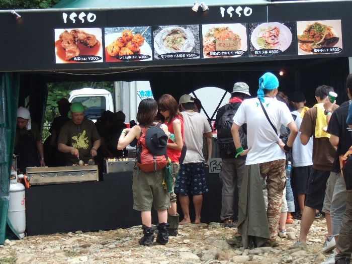 豚玉ポン酢おしや、モツのホイル焼き、茄子キムチなどは他のエリアにはない料理。