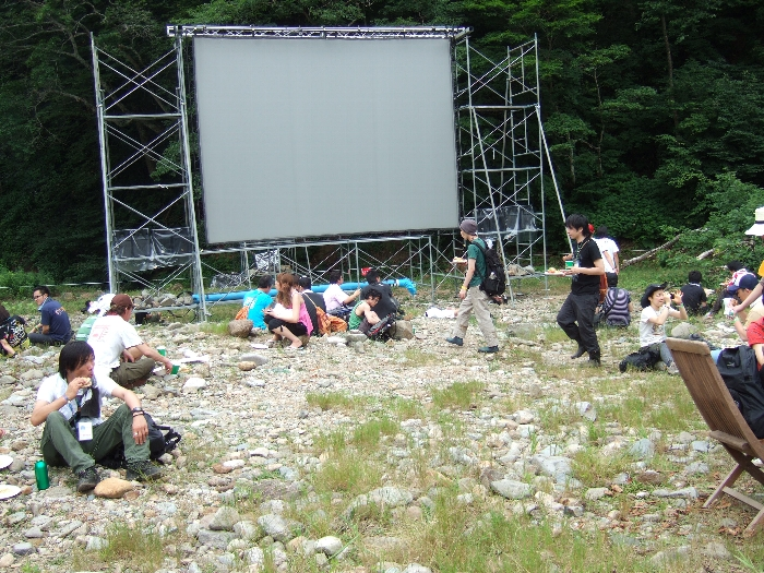 1日目と2日目に映画を上映するためのスクリーン。