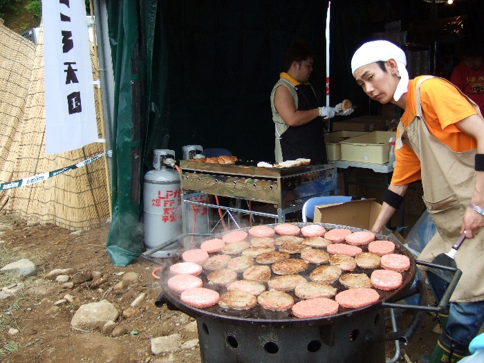 店の前でハンバーグをジュージュー焼いています。