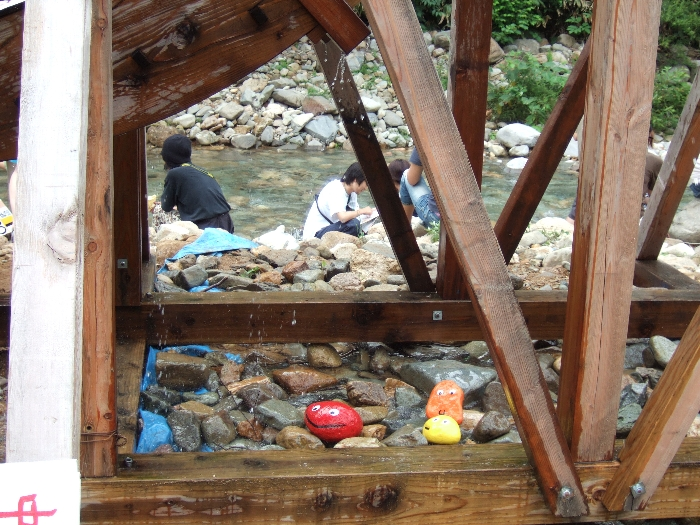 水車の下にも石がありました。