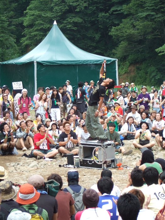 火がついたトーチ口に入れるパフォーマンス。03年はこれが最後にやるパフォーマンスでしたが、今は途中でやっています。