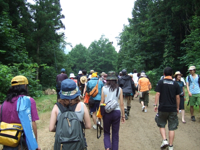 フィールド・オブ・ヘブンからアバロン・フィールドへの道。上にミラーボールがあることで分かります。